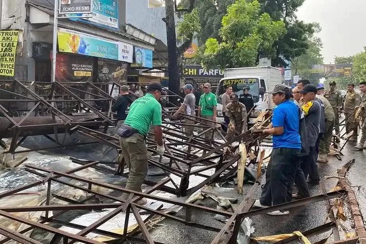 Detik-detik Baliho Roboh di Buah Batu Bandung, Korban Sempat Terjebak