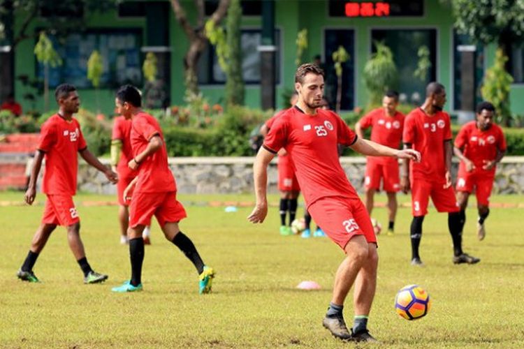 Perseru Serui menyeleksi pemain asal Belanda, Djamel Leeflang, saat menjalani pemusatan latihan di Malang. 