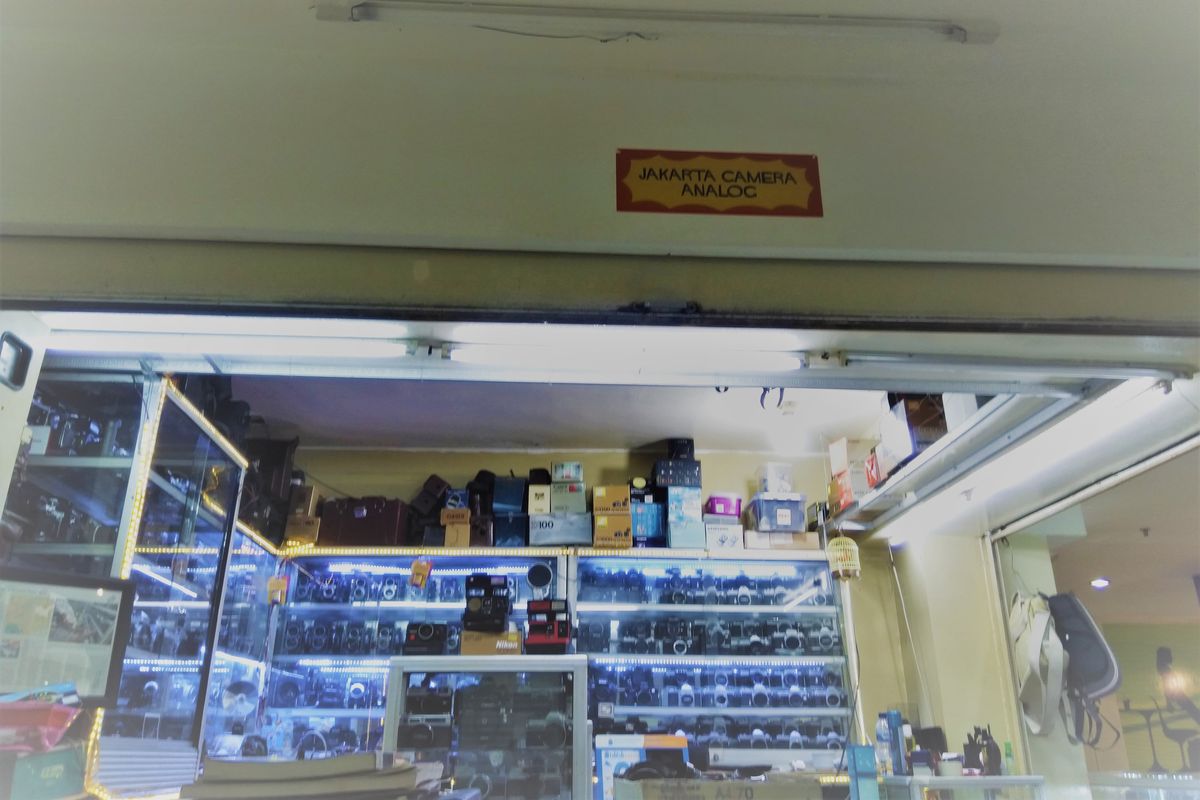 Tampak samping toko Jakarta Camera Analog, toko kamera analog yang masih bertahan sejak 1990-an