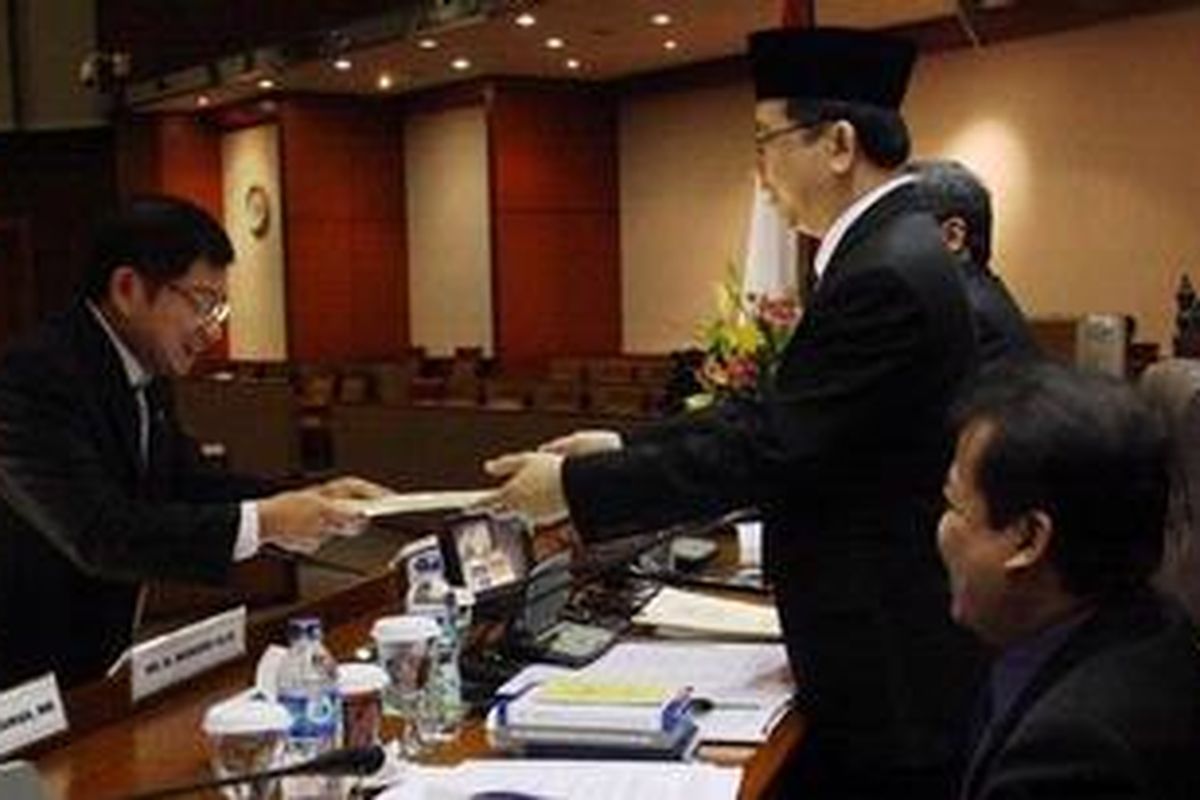 Menpera Suharso Monoarfa dan Ketua DPR Marzuki Alie saat pengesahan RUU Perumahan dan Permukiman menjadi Undang-undang, Jumat (17/12/10)