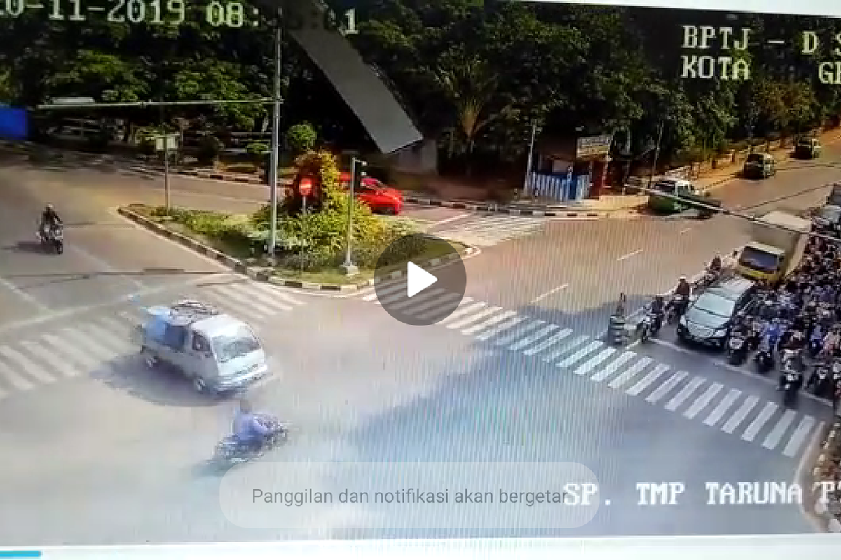 Gambar CCTV Kecelakaan maut di perempatan Jalan TMP Taruna Kota Tangerang, Rabu (20/11/2019)