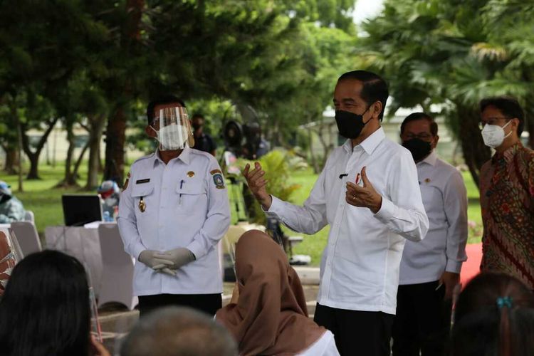 Presiden Joko Widodo (Jokowi) berharap pelaksanaan vaksinasi dapat melindungi seluruh masyarakat dari penularan Covid-19.
