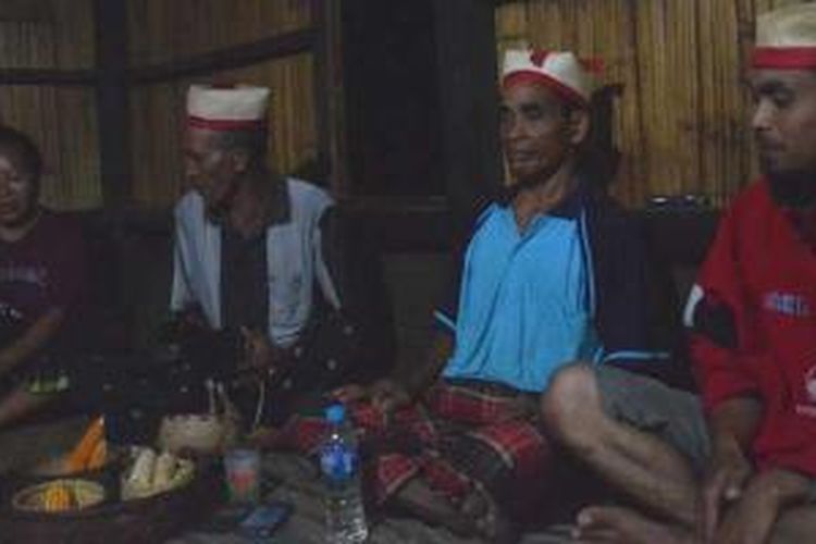Ritual 'Ndeto Nii' dari Suku Seso di Kampung Sambikoe, Kelurahan Watunggene, Kecamatan Kota Komba, Kabupaten Manggarai Timur, Flores, Nusa Tenggara Timur.