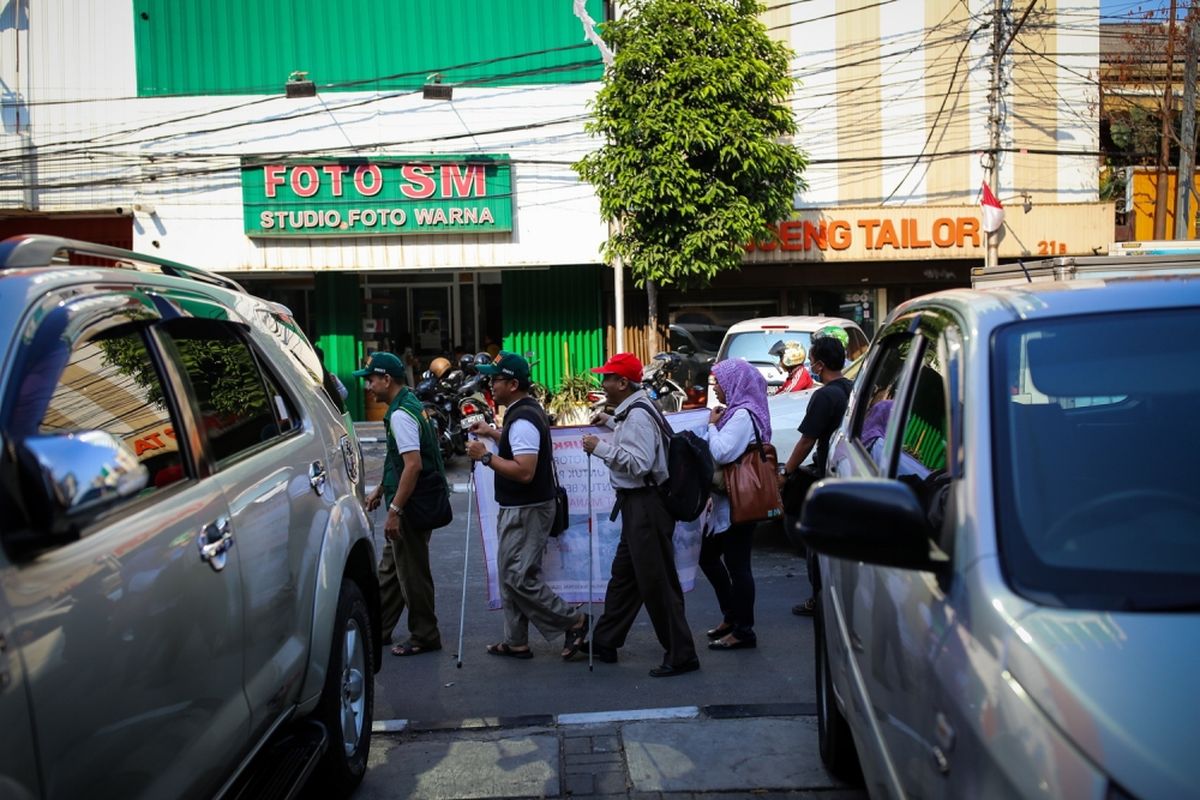 Sejumlah kaum disabilitas yang tergabung dalam Gerakan Aksesbilitas Umum Nasional (GAUN) menggelar aksi susur trotoar di sepanjang Jalan Sabang, Thamrin, ke arah Jalan Kebon Sirih, Menteng, Jakarta Pusat, Rabu (30/8/2017). Kaum disabilitas menyuarakan kebutuhan akan jalur pedestrian yang ramah dan aman akibat banyaknya trotoar yang digunakan untuk parkir mobil atau motor sampai pedagang kaki lima berjualan sehingga fasilitas untuk disabilitas menjadi rusak.