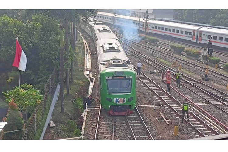 Tangkapan layar KA Feeder kereta cepat Whoosh anjlok di Stasiun Bandung, Jumat (10/11/2023) pagi.