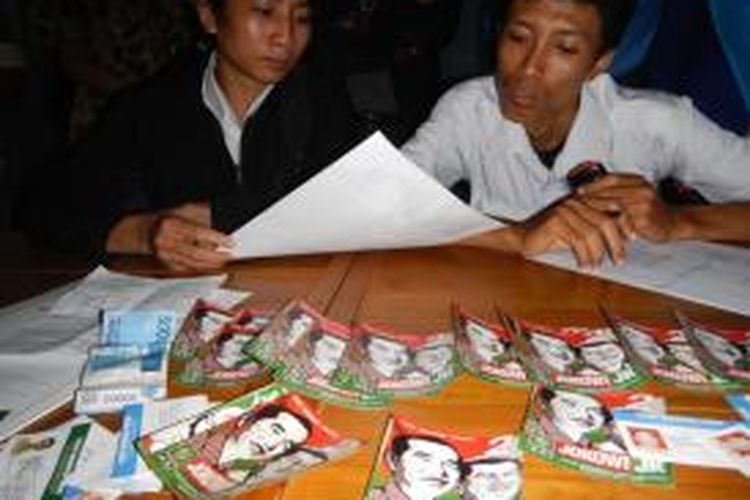 Tim Sukses Prabowo Hatta melaporkan Bupati Banyuwangi dan Departemen Agama karena ditemukan stiker Jokowi JK pada amplop insentif yang diberikan pada guru ngaji