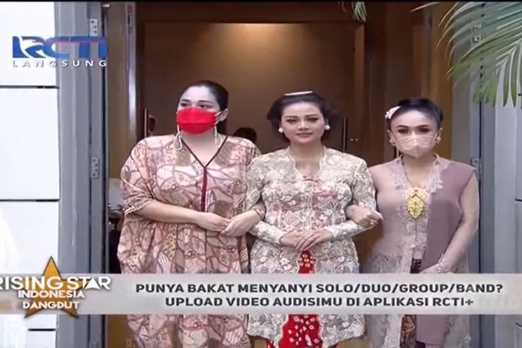 Aurel Hermansyah diapit Yuni Shara dan Amalia Handayani di acara prosesi siraman, Jumat (19/3/2021).
