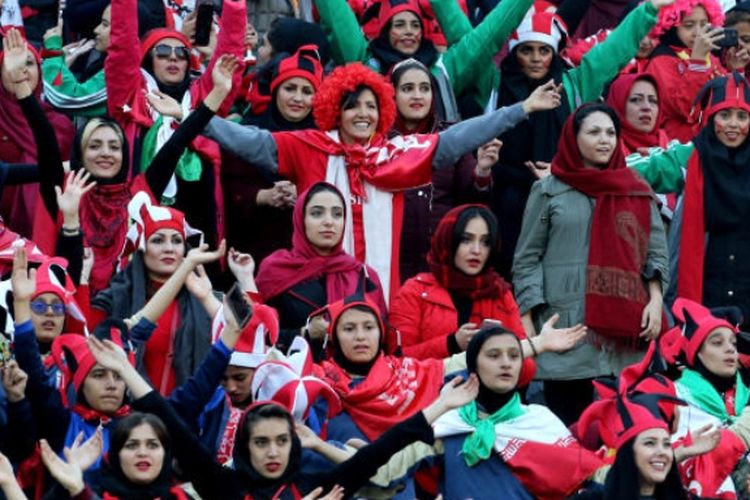 Para suporter wanita yang datang menyaksikan langsung laga final Liga Champions Asia leg kedua yang mempertemukan Persepolis dan Kashima Antlers di Stasion Azadi, Teheran, Iran, Sabtu (10/11/2018)