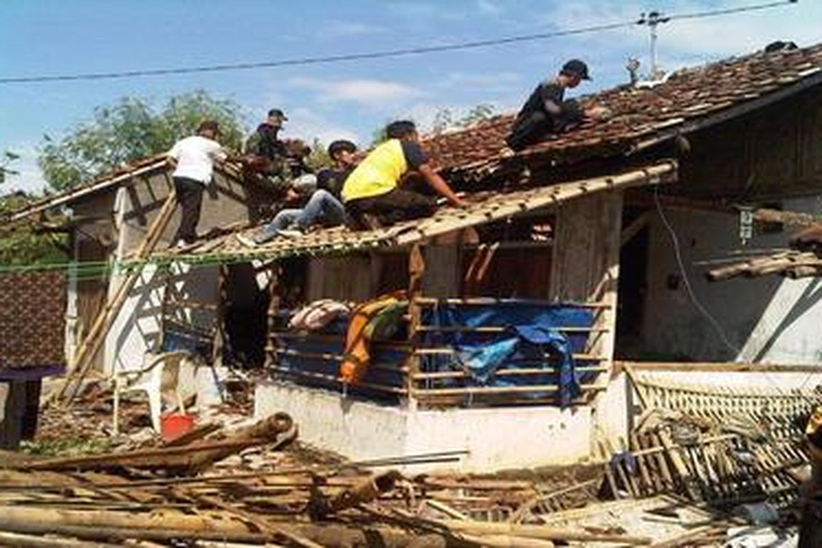 Perbaikan masih dilakukan pada rumah-rumah warga Desa Bulusari, Kecamatan Bulakamba, Kabupaten Brebes yang terkena sapuan angin puting-beliung, Senin (26/12/2011) pagi.