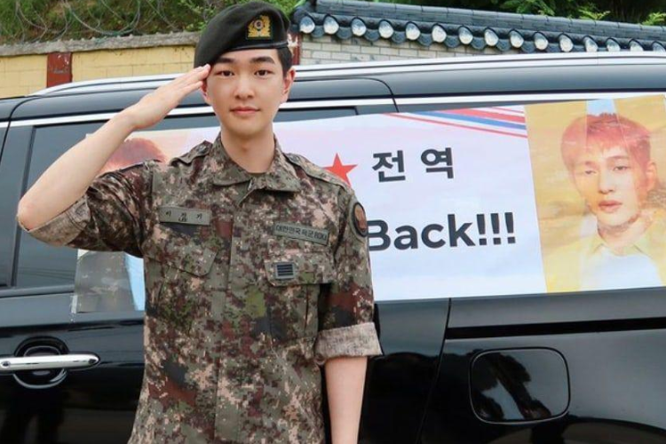 Leader SHINee Onew Bebas Wajib Militer Hari Ini
