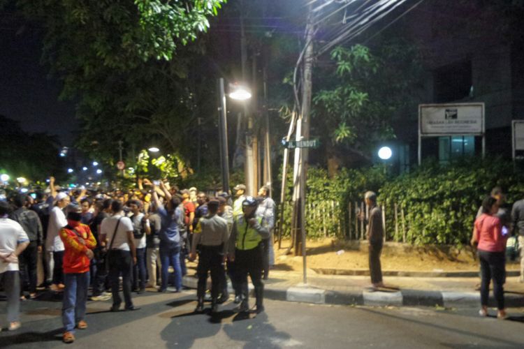 Puluhan massa tak dikenal menggelar aksi unjuk rasa di depan  kantor Yayasan Lembaga Bantuan Hukum Indonesia (YLBHI), Menteng, Jakarta Pusat, Minggu (17/9/2017). 