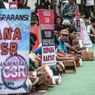 BERITA FOTO: Aksi Mengemis Massal di DPR Tuntut Konflik Tambang Diselesaikan