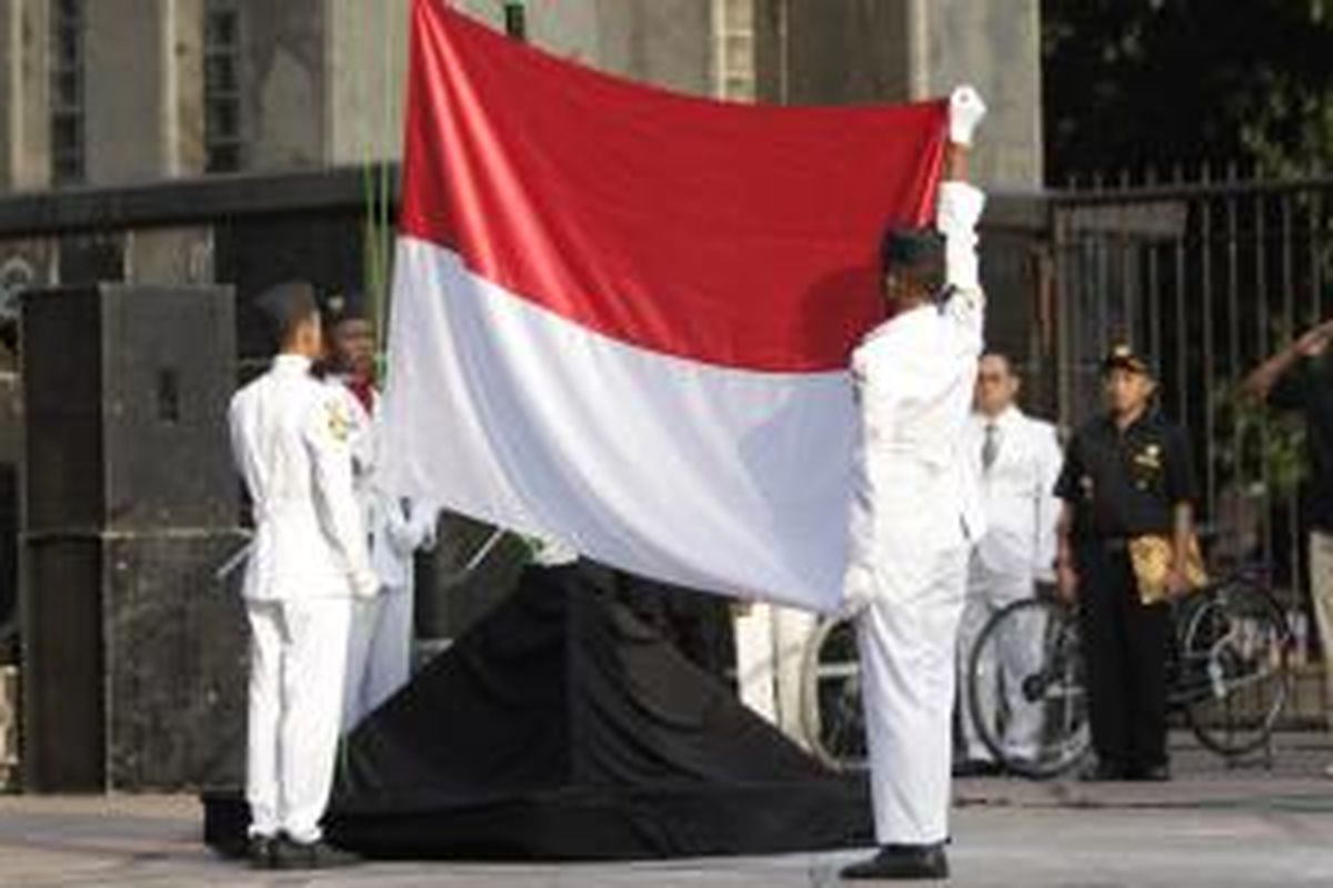 Komunitas pesepeda Indonesia melaksanakan upacara bendera di Gate Plaza Selatan Senayan, Jalan Sudirman, Jakarta, Minggu (17/8/2014), memperingati Hari Ulang Tahun ke-69 Indonesia. Kegiatan ini digagas Komunitas Bike to Work bekerjasama dengan sejumlah komunitas sepeda di Jakarta.