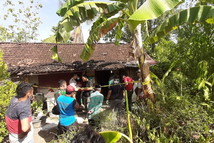 Evakuasi Jenazah Tugiyo (71) Warga Desa Logandeng, Kecamatan Playen, Gunungkidul Yogyakarta Minggu (17/11/2019)