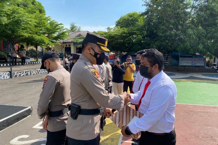 Foto: Kapolres Flores Timur, AKBP I Gede Ngurah Joni (kiri) memberikan penghargaan kepada 10 personel di halaman Mapolres Flores Timur memberikan penghargaan kepada Rabu (9/10/2022).