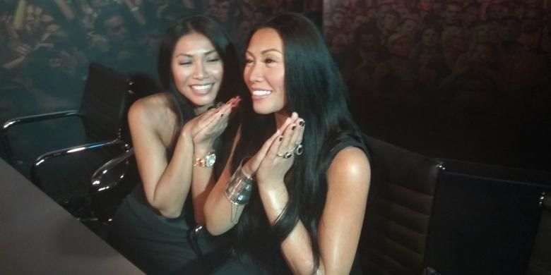 Anggun C. Sasmi berfoto bersama patung lilinnya di Madame Tussauds Bangkok di Siam Discovery, Bangkok, Thailand, Kamis (1/9/2016).