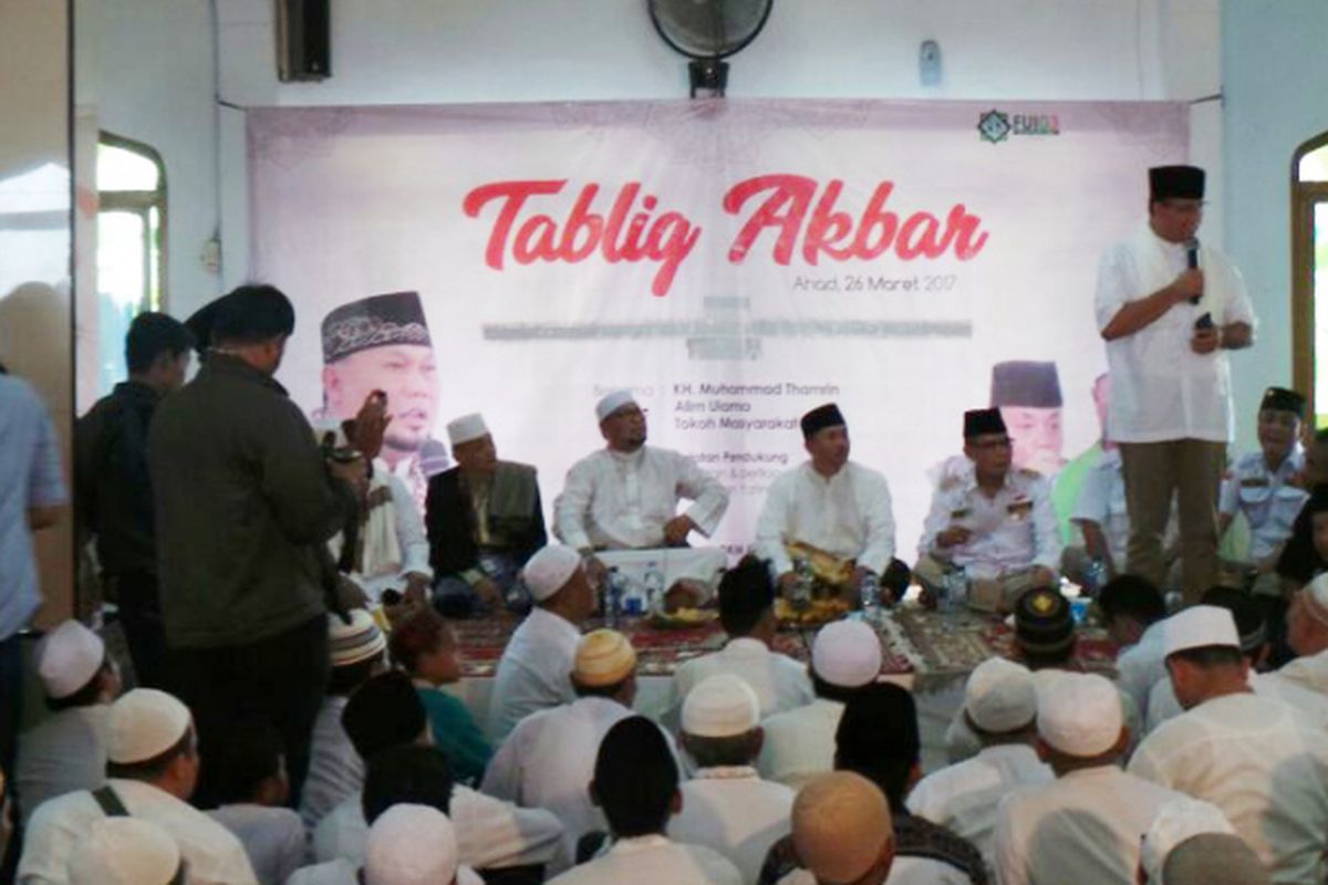 Calon gubernur DKI Jakarta, Anies Baswedan (kanan, berdiri), menjadi pembicara acara tabligh akbar di Masjid Jamial-Muhibbah, Jalan Beringin Raya RW 03, Kelurahan Cibubur, Kecamatan Ciracas, Jakarta Timur, Minggu (26/3/2017).