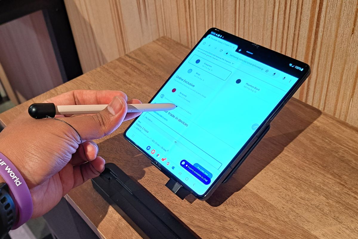 Ilustrasi S Pen untuk Samsung Galaxy Z Fold 4.