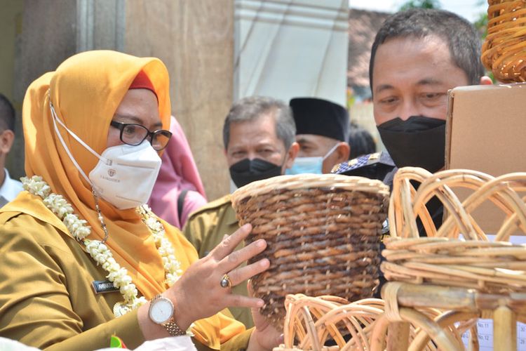 Wakil Bupati Gresik Aminatun Habibah (kiri), saat menghadiri pelepasan ekspor produk kerajinan rotan UMKM di Desa Domas, Kecamatan Menganti, Gresik, Selasa (12/4/2022).
