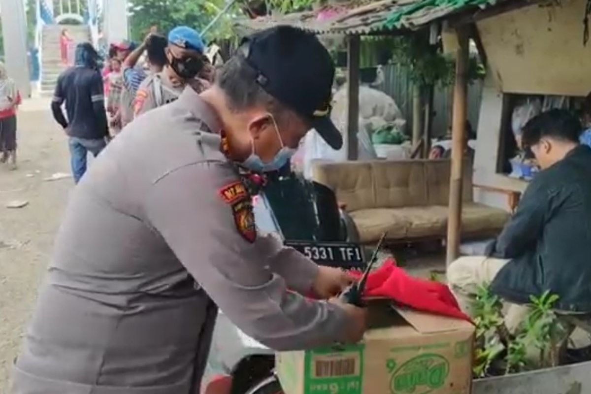 Jasad bayi perempuan ditemukan di tempat bongkar sampah di Jalan Basuki Rachmat, Cipinang Besar Selatan, Jatinegara, Jakarta Timur, Rabu (10/11/2021).