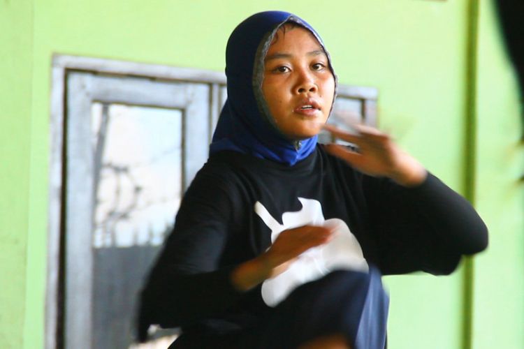Yuliana (17), atlet Indonesia yang menjadi juara dalam Kejuaraan Dunia Pencak Silat Junior di Thailand pada April 2018, tengah berlatih di Pusat Pendidikan dan Latihan Olahraga Pelajar (PPLP) NTB di Lapangan Lawata, Kota Mataram.