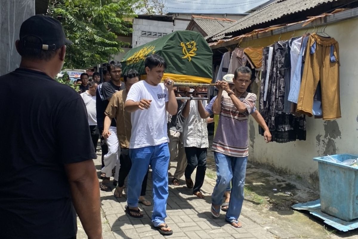 Suasana duka menyelimuti salah satu rumah di Jalan Gardu, Ciputat Timur, Tangerang Selatan, Senin (4/3/2024) siang.  Rumah tersebut merupakan kediaman Yuyun, korban kecelakaan bus peziarah yang terjadi di kilometer 179 Tol Cipali-Palimanan dari arah Cirebon menuju Jakarta, Minggu malam. 