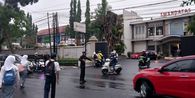 Pelajar Tasikmalaya Berlarian Sambil Hujan-hujanan hingga Orangtua Kelimpungan Turuti Aturan Dedi Mulyadi Masuk 06.30 WIB