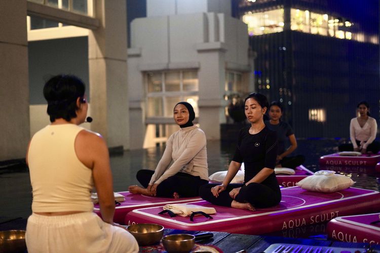 Praktik sound bath untuk melepas stres dan menenangkan pikiran yang disediakan Soulace Jakarta di Menteng, Jakarta Pusat, pada Jumat (19/9/2025).