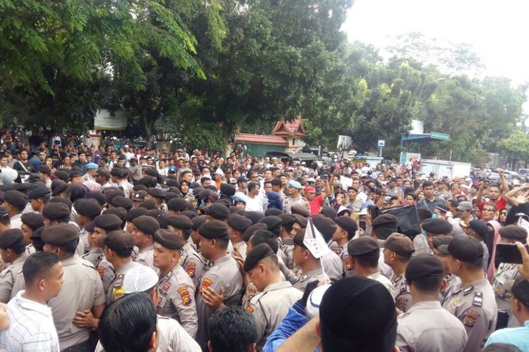 Pihak kepolisian mundur dari kerumunan massa yang melakukan deklarasi #2019GantiPresiden di depan Masjid Agung Annur Pekanbaru, Riau, Minggu (26/8/2018).