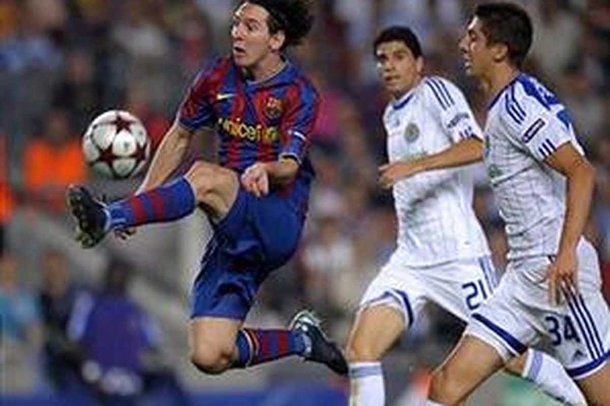 Penyerang Barcelona, Lionel Messi, terus merepotkan para pemain Dynamo Kyiv pada pertandingan Liga Champions. Kedudukan sementara bermain imbang 1-1 di babak pertama.
