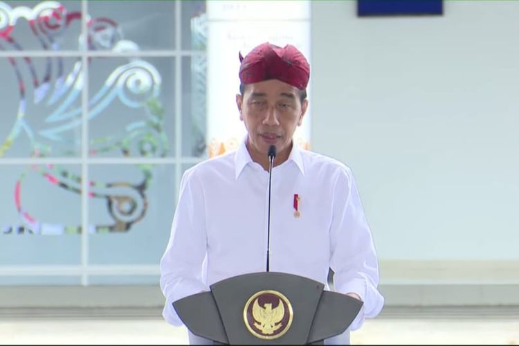 Presiden Joko Widodo saat meresmikan Bandara Trunojoyo di Madura, Jawa Timur pada Rabu (20/4/2022).