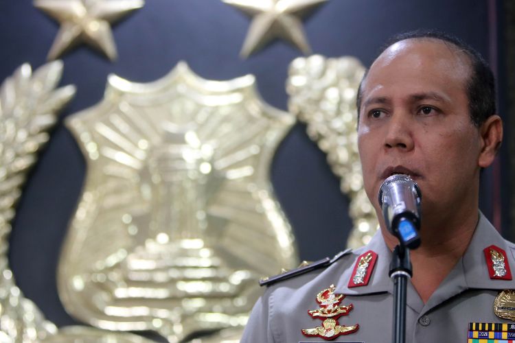 Kepala Divisi Humas Polri Irjen Boy Rafli saat memberikan keterangan pers di Mabes Polri, Jakarta, Senin (27/2/2017).  Boy Rafli Amar memastikan tak ada korban jiwa dalam aksi baku tembak pasca ledakan bom panci di Kelurahan Arjuna, Bandung, Senin (27/2/2017).