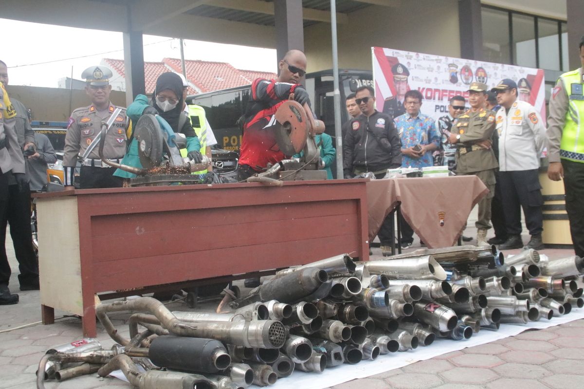 Pemusnahanbarangbukti knalpot brong oleh Polres Pemalang dihalaman Polres Pemalang