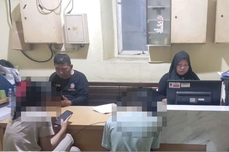 Dua anak yang ditangkap usai bermesraan di Pantai Kenjeran Surabaya, Jumat (18/10/2024).