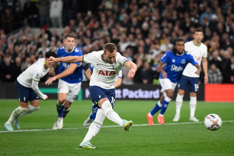 Harry Kane sukses mengeksekusi penalti dalam laga Premier League alias Liga Inggris 2022-2023 antara Tottenham vs Everton di Tottenham Hotspur Stadium, 15 Oktober 2022.