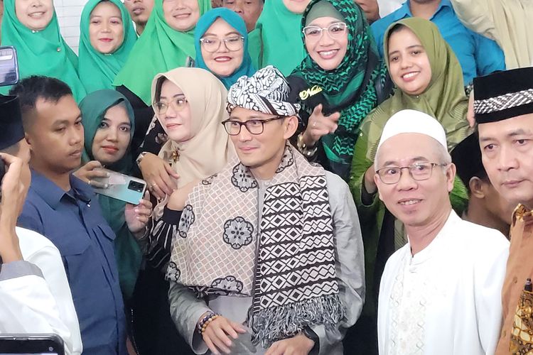 Menteri Pariwisata dan Ekonomi Kreatif (Menparekraf) Sandiaga Uno saat berkunjung di Pondok Pesantren Annur, Kedungbanteng, Kabupaten Banyumas, Jawa Tengah, Minggu (11/6/2023).