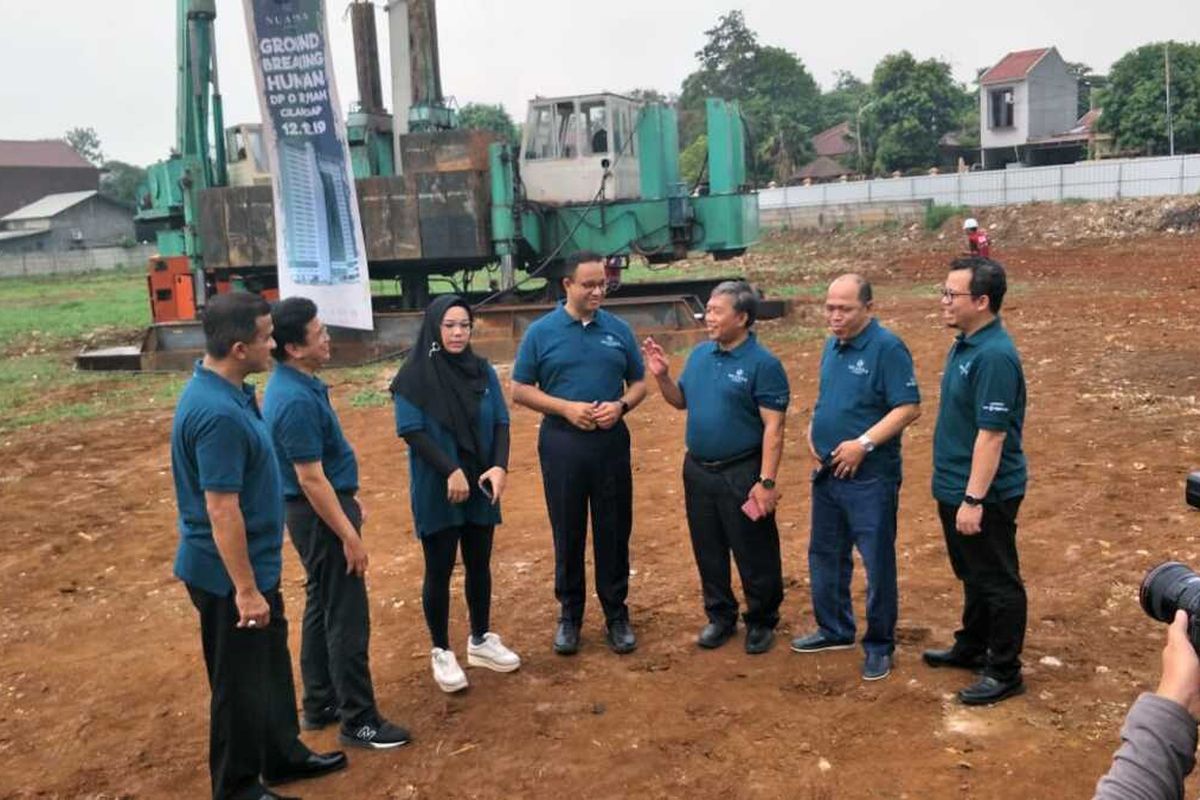 Gubernur DKI Jakarta Anies Baswedan bersama jajarannya di lokasi pembangunan hunian DP Rp 0 di Nuansa Cilangkap, Jalan Raya Cilangkap, Cipayung, Jakarta Timur, Kamis (12/12/2019).