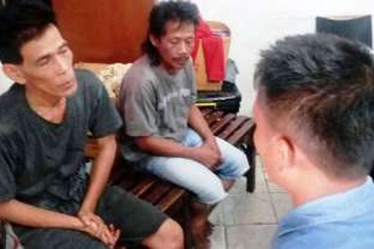 KOMPAS.com / Mei Leandha - Dua anggota OKP saat memberikan keterangannya kepada penyidik di Polsekta Sunggal, Minggu (27/1112016)