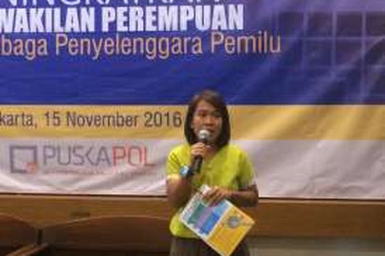 Wakil Direktur Pusat Kajian Politik (Puskapol) UI, Anna Magret saat diskusi bertajuk 'Meningkatkan Keterwakilan Perempuan dalam Lembaga Penyelenggara Pemilu' di bilangan Cikini, Jakarta, Selasa (15/11/2016).