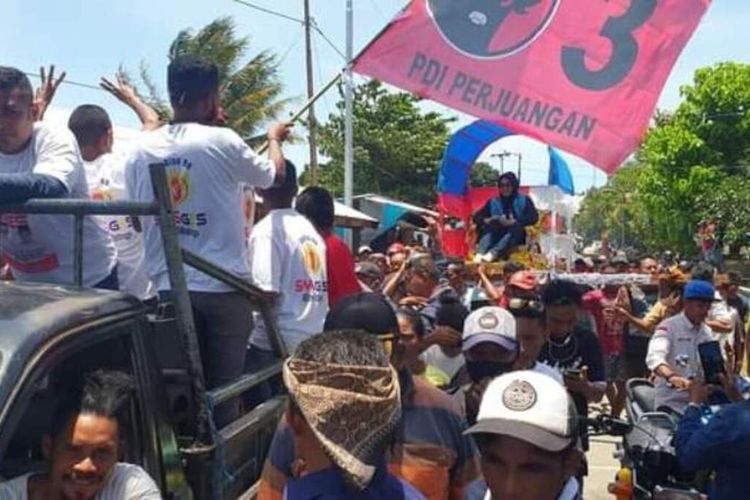 Calon Bupati Kabupaten Buru Selatan, Maluku Safitri Malik Soulissa ditandu warga saat berkampanye di Kecamatan Leksula, Minggu (11/10/2020)