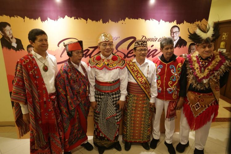 Para personel Chaseiro sebelum konser Dunia di Batas Senja yang digelar untuk merayakan 40 tahun mereka berkarya di Nusa Indah Theater, Balai Kartini, Jakarta Selatan, Minggu (28/10/2018) malam.