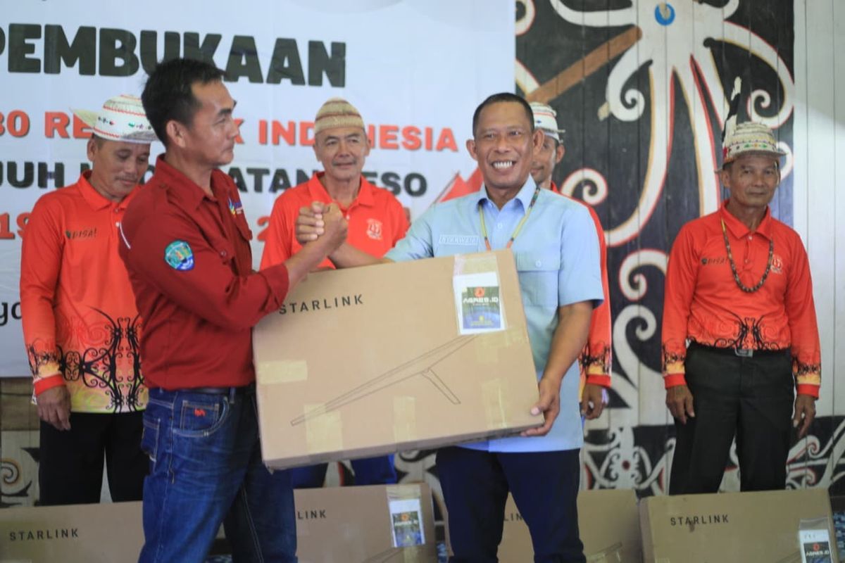 Bupati Bulungan Syarwani membawa harapan baru bagi masyarakat di hulu sungai, tepatnya di Desa Long Lejuh, Kecamatan Peso dengan meresmikan fasilitas jaringan internet dari Starlink.