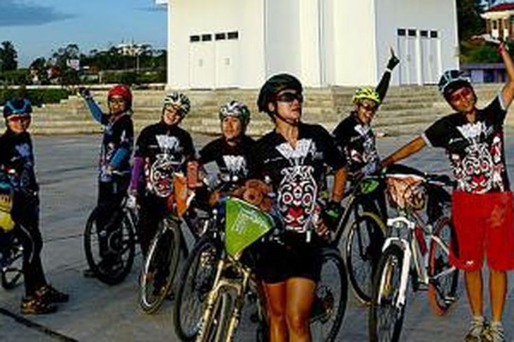 Tujuh perempuan peserta Jelajah Sepeda Banjarmasin-Balikpapan. 