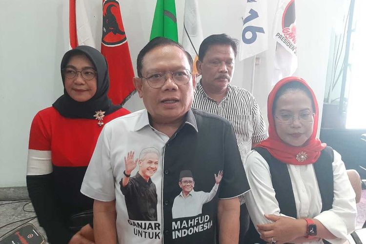 Ketua TPD Ganjar-Mahfud Jatim Laksamana Madya (Purn) Agus Setiadji (tengah)