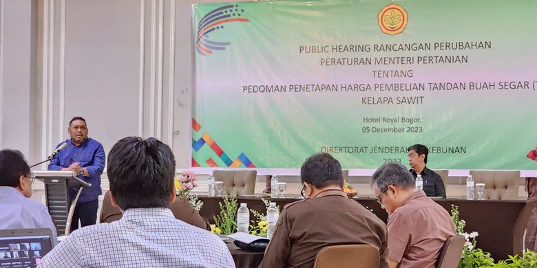 Dirjen Perkebunan Andi Nur Alam Syah dalam acara Public Hearing Rancangan Perubahan Permentan tentang Pedoman Penetapan Pembelian TBS Kelapa Sawit.