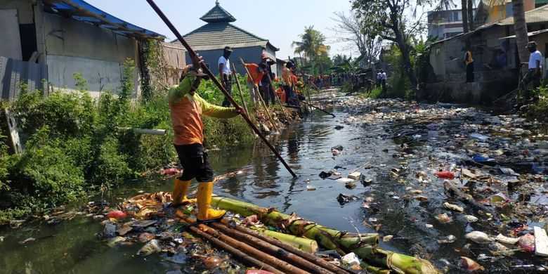 Sampah yang memenuhi Kali Bahagia atau Kali Busa di Kelurahan Bahagia, Kecamatan Babelan, Kabupaten Bekasi dibersihkan, Kamis (1/8/2019).
