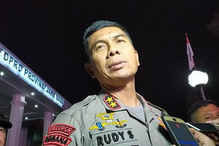 Kapolda Jabar Irjen Pol Rudy Sufahriadi saat meninjau situasi di Gedung DPRD Jabar, Senin (23/9/2019).