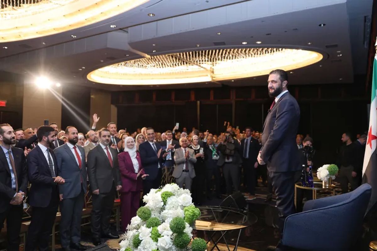 Presiden Suriah Ahmed Al Sharaa bertemu dengan delegasi dari komunitas Suriah selama kunjungannya ke Kota New York, AS pada Minggu, 21 September 2025.
