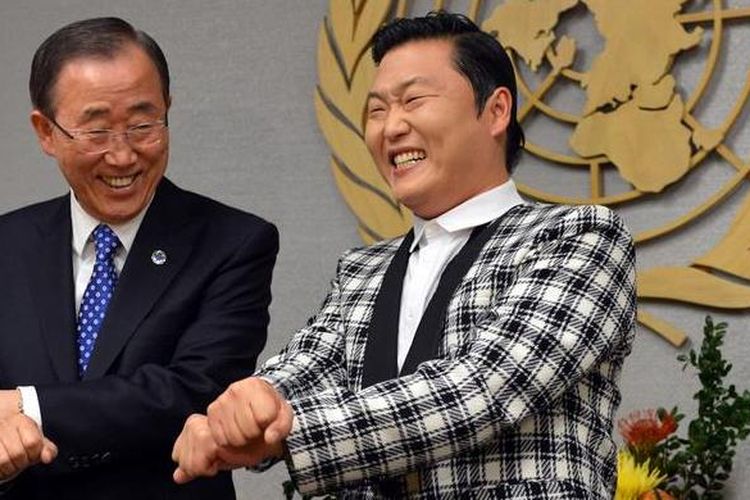 Rapper Korea Selatan Psy tengah mengajarkan aksi Gangnam Style kepada Sekjen PBB, Ban Ki-moon, ketika keduanya bertemu di Markas PBB, New York, AS.