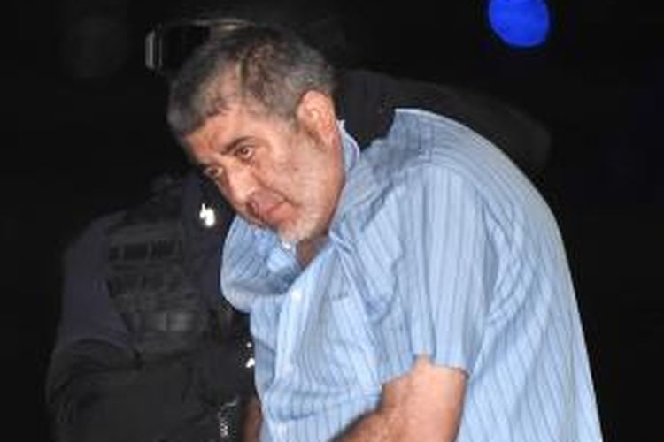 Vicente Carrillo Fuentes, pimpinan kartel narkoba Juarez, digiring polisi di bandara Mexico City setelah ditangkap di wilayah sebelah utara negeri itu.